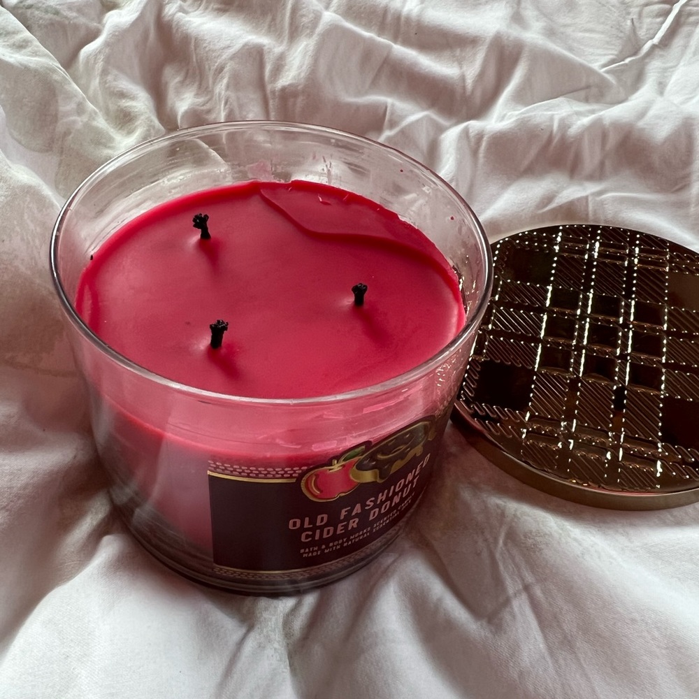 Bath & Body Works Apple Cider Donut 3 Wick Candle - Picture 2 of 3